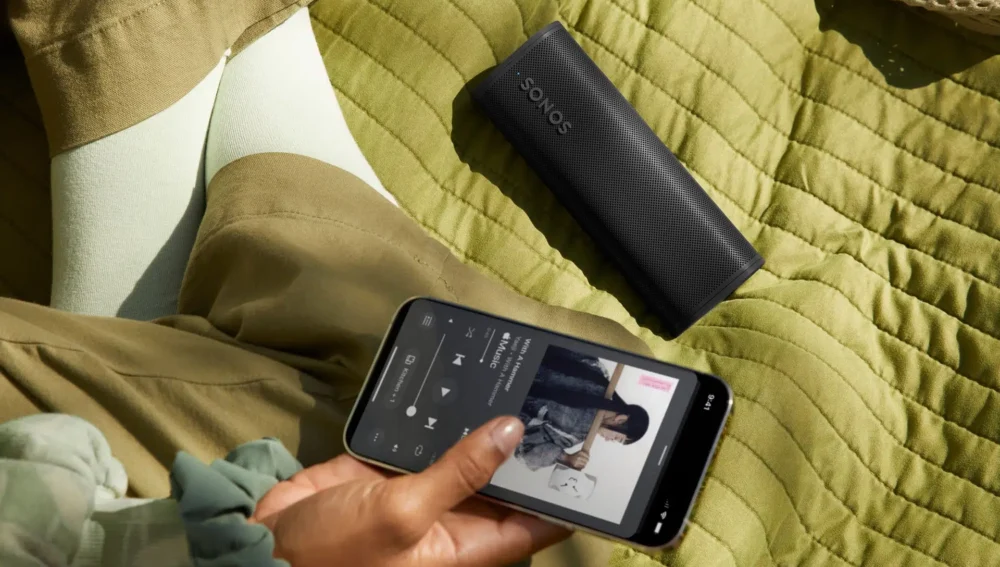 Sonos ROAM black cinematic