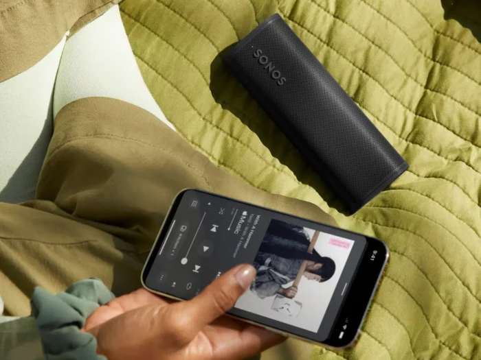 Sonos ROAM black cinematic