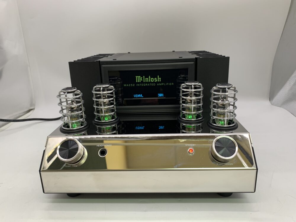 Pre-Owned McIntosh MA252 2-Channel Hybrid Integrated Amplifier at Len Wallis Audio