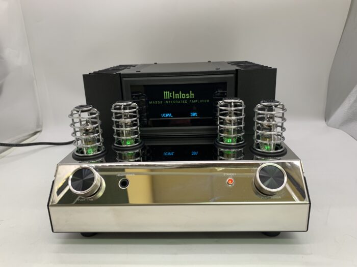 Pre-Owned McIntosh MA252 2-Channel Hybrid Integrated Amplifier at Len Wallis Audio